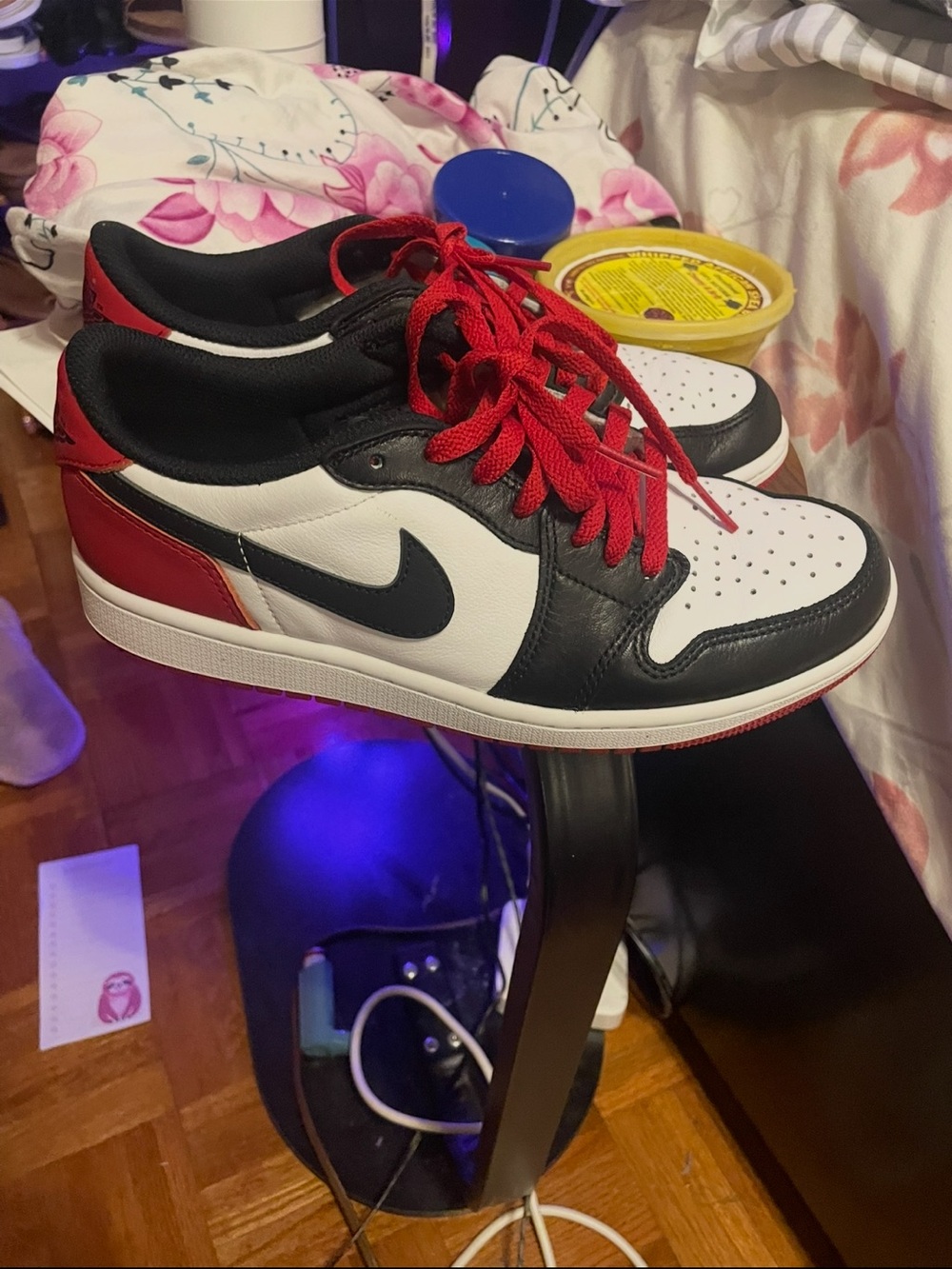 Jordan Low Top Sneaker - White / Black / Red